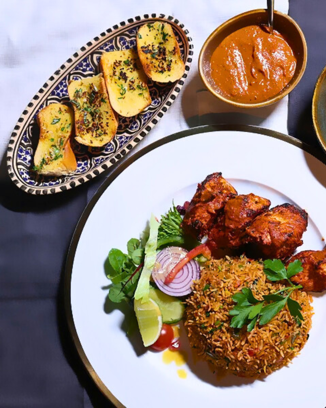 Piri piri chicken med hvitløksbrød og saus ovenfra