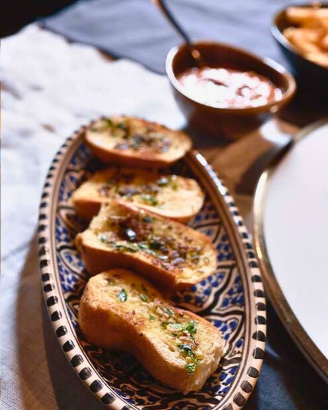 Hvitløksbrød på dekorativt fat