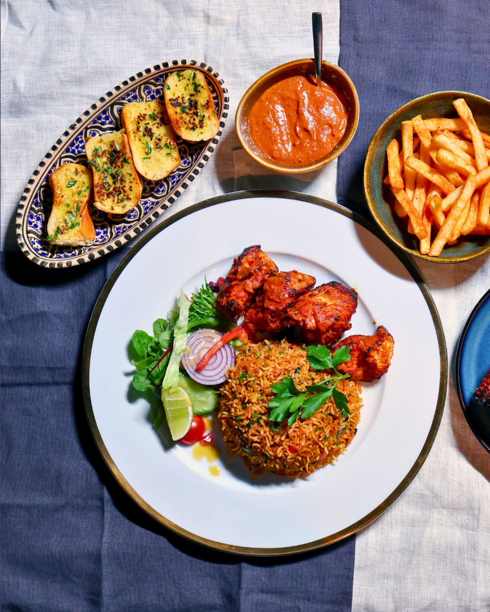 Piri Piri Flame Grilled Chicken med ris, pommes frites, hvitløksbrød og saus hos Curry and Ketchup